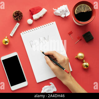 Arbeitsbereich am Heiligabend und Silvester, Vorbereitung auf den Urlaub und Geschenk Liste. mit leeren clip Platine, Tastatur, Schreibwaren, Bleistift, und Tee Tasse Stockfoto