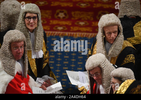 Die Mitglieder des House of Lords nehmen ihre Plätze vor der von Königin Elizabeth II., im Oberhaus im Palast von Westminster in London. Stockfoto