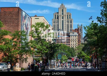 Fußgängerüberweg VON DER RUE SAINTE-CATHERINE VOR DER ALDRED EDIFICE, ALTSTADT VON MONTREAL, QUEBEC, KANADA Stockfoto