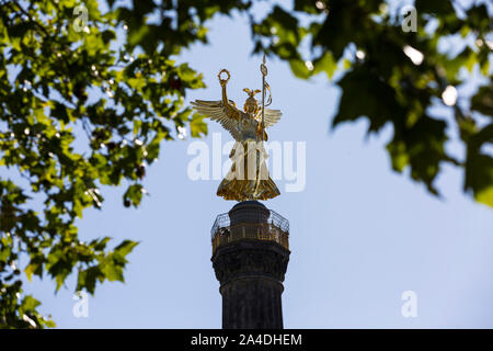 'Goldlese' Skulptur auf Siegessaeule in Berlin Stockfoto