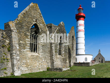 Crozon, Finistere/Frankreich - 22. August 2019: Blick auf den Punkt Saint Mathieu Leuchtturm und Abtei und Kapelle an der Küste der Bretagne in Frankreich Stockfoto