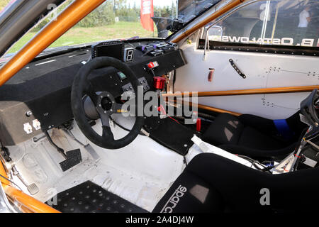 Krakau. Krakau. Polen. Cockpit Innenraum von Bartosz Ostalowski, die amputee Drifter Fahrer ohne Arme. Stockfoto