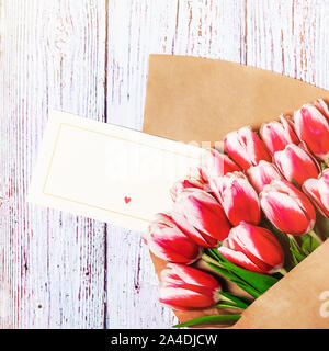 Bouquet von roten Tulpen auf dem Hintergrund der alten, hölzernen Brettern. Für text Stockfoto