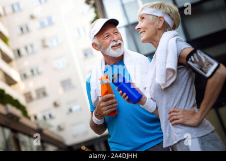 Reifes Paar Getränke Wasser Energie zu tanken und zu hydratisieren Stockfoto
