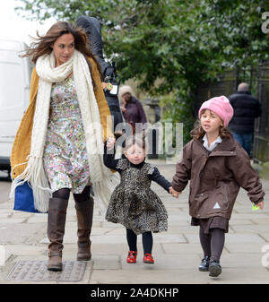 Foto muss Gutgeschrieben © Alex Huckle/Alpha Presse 067572 08/02/2013 Myleene Klass mit Töchtern Ava und Helden in North London. Stockfoto