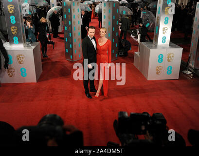 Foto muss Gutgeschrieben © Jeff Spicer/Alpha Presse 076876 10/02/2013 Rafe Spall & Frau Elize Du Toit EE BAFTA British Academy Film Awards 2013 Royal Opera House London Stockfoto