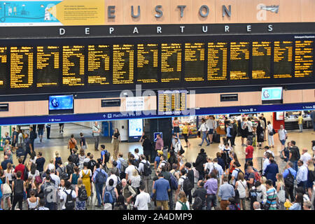 Blick von Oben nach Unten im Innenraum der Euston Hauptbahnhof Bahnhofshalle mit Passagieren anzeigen Zugabfahrten & Reiseinformationen London UK Stockfoto