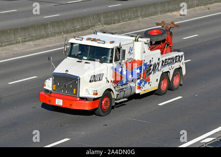 Vordere und seitliche von Volvo Aufschlüsselung schweres Heben Lkw Lkw recovery Pannendienst für Großbritannien Europäische lkw und nutzfahrzeuge entlang der Autobahn M25 fahren Stockfoto