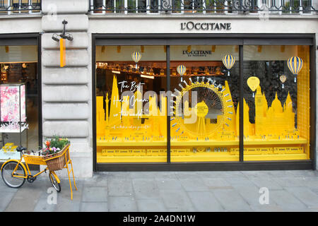 L'Occitane ein Personal Care retail business aus der Provence von Oben nach Unten im shop Frontscheibe&bike Regent Street London England UK suchen Stockfoto