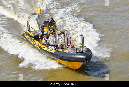 Blick von oben auf die Gruppe der Leute, die sich für schnelle Rippe Rigid Inflatable Schnellboot Sightseeing aus der Themse in den Pool der London UK Stockfoto