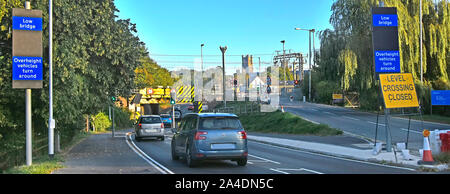 Stadt Ely sehr niedrig 2,7 Meter Eisenbahnbrücke auf Stuntney Straße Warnschilder & Bypass macht auch Bahnübergang veraltete Cambridgeshire England Großbritannien Stockfoto