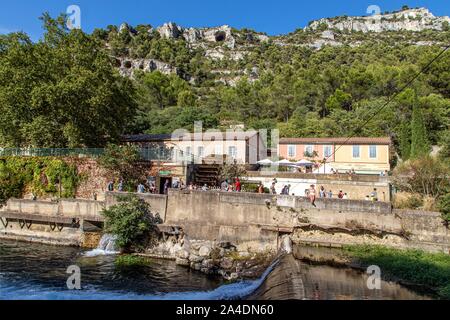 Häuser UND SPAZIERGANG AM UFER DER SORGUE, FONTAINE-DE-VAUCLUSE, Vaucluse, Luberon, Frankreich Stockfoto