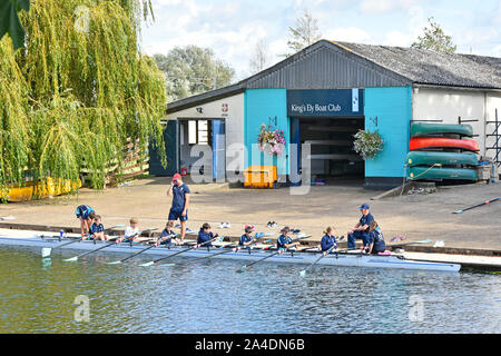 Könige Ely Boat Club slipway am großen Fluss Ouse mit Personal Erziehung Schule Kinder über Rudern sport Fähigkeiten Cambridgeshire East Anglia England Großbritannien Stockfoto