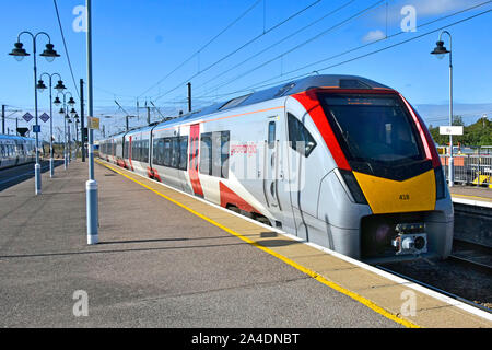 Mehr Anglia Klasse 755 Bi-Mode Multiple Unit von Stadler Rail Passenger Train gebaut fährt Ely Bahnhof Plattform Cambridgeshire England Großbritannien Stockfoto