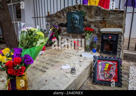 Das GRAB VON ANTONIO MACHADO UND SEIN BEGLEITER ANA RUIZ, ABBILDUNG DER LITERARISCHEN BEWEGUNG GENERATION VON 98, DER ANDALUSISCHEN DICHTER SEIN LEBEN UND ARBEITEN AUF DEM REPUBLIKANISCHEN VERURSACHEN, Pyrenäen - Orientales (66), Frankreich Stockfoto