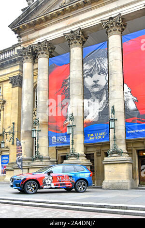 Theatre Royal Newcastle regional Theater große Plakat auf der Fassade für den Besuch der musikalischen Produktion von Les Miserables Northumberland, England Großbritannien Stockfoto