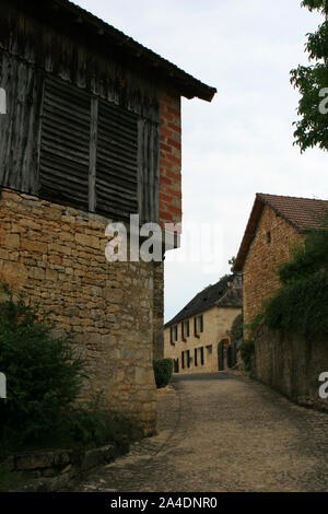 Mittelalterliche Gebäude in Saint-Amand de Coly (Frankreich) Stockfoto