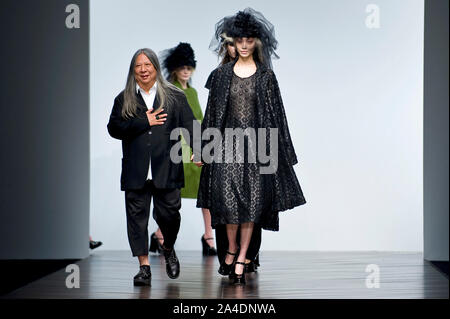 Foto muss Gutgeschrieben © Jeff Spicer/Alpha Presse 076892 16/02/2013 John Rocha & Modell John Rocha Fashion Show im Herbst Winter London Fashion Week 2013 Stockfoto