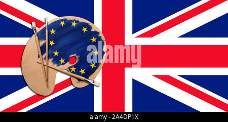 Holz- künstler Palette beladen mit europäischen Flagge Farben und Pinsel auf Großbritannien Flagge Tabelle - Konzept für Brexit Stockfoto