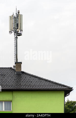 5 G Antennen an der Spitze des Hauses. Antennen und Sendeanlagen auf dem Dach. High speed mobile Internet Konzept. Stockfoto