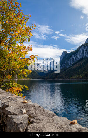 Mount Dachstein von berühmten Lake Gosau, Österreich gesehen. Eine bunte Herbst Spektakel in den Alpen mit einem gelben, orange Ahorn schön Illu Stockfoto