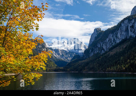 Mount Dachstein von berühmten Lake Gosau, Österreich gesehen. Eine bunte Herbst Spektakel in den Alpen mit einem gelben, orange Ahorn schön Illu Stockfoto