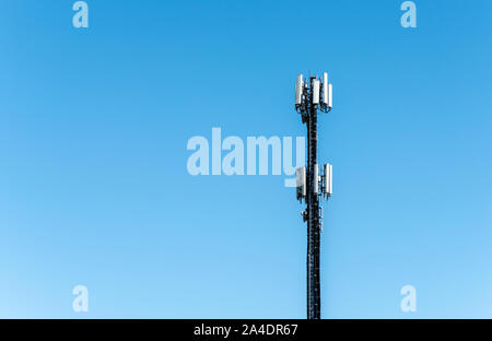 Telekommunikation 5 G Sender. GSM-Antenne auf blauen Himmel. Antenne in der Natur. Neue 5G-Technologie Konzept. Stockfoto