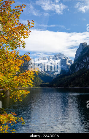 Mount Dachstein von berühmten Lake Gosau, Österreich gesehen. Eine bunte Herbst Spektakel in den Alpen mit einem gelben, orange Ahorn schön Illu Stockfoto