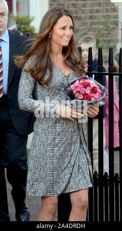 Foto muss Gutgeschrieben © Alex Huckle/Alpha Presse 076901 19/02/2013 Kate Herzogin von Cambridge Catherine Katherine Middleton Visits hoffen Haus wie Ihre Rolle der Schirmherr der Aktion auf Neigung in London Stockfoto