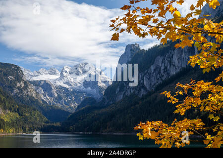 Mount Dachstein von berühmten Lake Gosau, Österreich gesehen. Eine bunte Herbst Spektakel in den Alpen mit einem gelben, orange Ahorn schön Illu Stockfoto