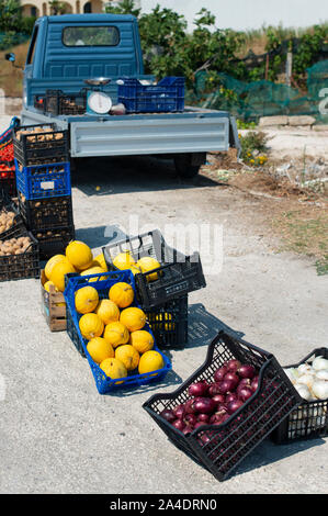 Kleine italienische apo Truck. Straße Gemüsemarkt. Bauer verkauf Melonen und Zwiebel auf der Straße in Italien. Stockfoto