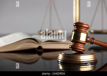 Antike Hammer und Waage - Recht und Gerechtigkeit Symbole auf grauem Hintergrund beurteilen. Legal Code. Stockfoto