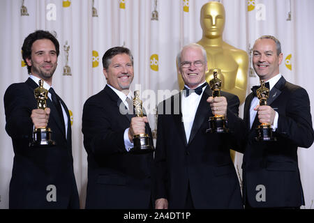 Foto muss Gutgeschrieben © Karwai Tang/Alpha Presse 076909 24/02/2013 Guillaume Rochreon, Bill Westenhofer, Donald R Elliott und Erik Jan de Boer gewinnen Beste Visuelle Effekte für das Leben von Pi Am 85. Academy Awards Oscars 2013 Drucksaal gehalten an der Dolby Theatre Hollywood Blvd Los Angeles Kalifornien Stockfoto