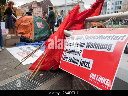 Hannover, Deutschland. 14 Okt, 2019. Die Partei Die Linke demonstriert mit einem Protest Zelt" vor der Universität Hannover für bezahlbare Mieten. Credit: Julian Stratenschulte/dpa/Alamy leben Nachrichten Stockfoto