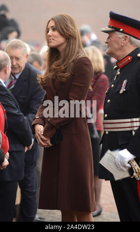 Foto muss Gutgeschrieben © Karwai Tang/Alpha Presse 076989 05/03/2013 Kate Catherine Katherine Middleton Herzogin von Cambridge besucht die nationale Fischerei Heritage Center Grimsby Stockfoto