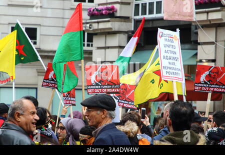 London, Großbritannien. 13 Okt, 2019. Die Demonstranten wave Flags während der Demonstration. Demonstranten Marsch durch die Innenstadt von London aus Protest gegen die türkische Invasion von rojava District, kurdisch kontrollierten Gebiet im Nordosten Syriens. Credit: SOPA Images Limited/Alamy leben Nachrichten Stockfoto