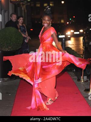 Foto © gutgeschrieben werden Karwai Tang/Alpha Presse 077000 07/03/2013 Shingai Shoniwa Noisettes helfende Hände Geldbeschaffer Savoy Hotel London Stockfoto