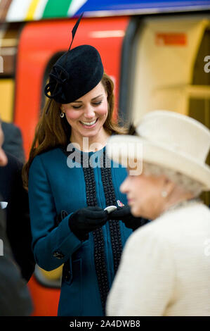 Foto muss Gutgeschrieben © Jeff Spicer/Alpha Presse 077029 20/03/2013 Kate Herzogin von Cambridge Katherine Catherine Middleton & Queen Elizabeth Besuche der U-Bahnstation Baker Street 150. Jahrestag der Londoner U-Bahn London zu markieren Stockfoto