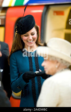 Foto muss Gutgeschrieben © Jeff Spicer/Alpha Presse 077029 20/03/2013 Kate Herzogin von Cambridge Katherine Catherine Middleton & Queen Elizabeth Besuche der U-Bahnstation Baker Street 150. Jahrestag der Londoner U-Bahn London zu markieren Stockfoto