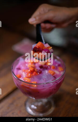 Es buah Segar oder Indonesische frisches Eis gemischt Obst Stockfoto