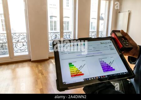 Abbildung: EINE PERFORMANCE DIAGNOSE IN EINER WOHNUNG, Paris (75) Stockfoto