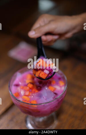 Es buah Segar oder Indonesische frisches Eis gemischt Obst Stockfoto