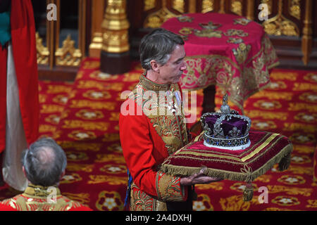 Die Imperial State Crown ist in die Öffnung des Parlaments von Queen Elizabeth II durchgeführt, in der das House of Lords im Palast von Westminster in London. Stockfoto