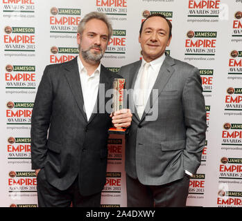 Foto muss Gutgeschrieben © Kate Grün/Alpha Presse 077037 24/03/2013 Sam Mendes und Kevin Spacey Jameson Empire Film Awards Grosvenor Hotel London 2013 Stockfoto