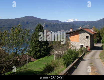 Haus im Bau mit einem herrlichen Blick auf den See unten Stockfoto