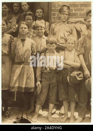 Der kleinste Junge ist ein Band Junge, um Nächsten ist ein abnehmerantrieb. Das kleinste Mädchen ist ein Spinner. Arbeit in Cowpers' [d. h. cowpen's Stockfoto