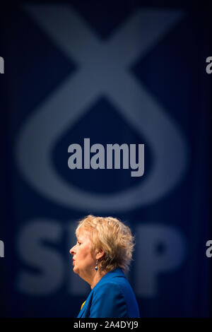 Aberdeen, Großbritannien. 14 Okt, 2019. Aberdeen, 14. Oktober 2019. Im Bild: Roseanna Cunningham MSP-Sekretär. Klimawandel Rede bei der Scottish National Party (SNP) Konferenz auf der Veranstaltung komplexe Aberdeen (teca). Credit: Colin Fisher/Alamy leben Nachrichten Stockfoto