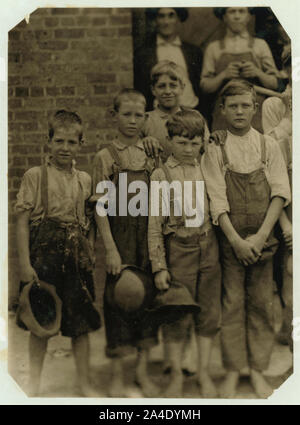 Der kleinste Junge ist ein Band junge, nächste ist ein abnehmerantrieb. Das kleinste Mädchen ist ein Spinner. Arbeit in Cowpers' [d. h. cowpen's Stockfoto