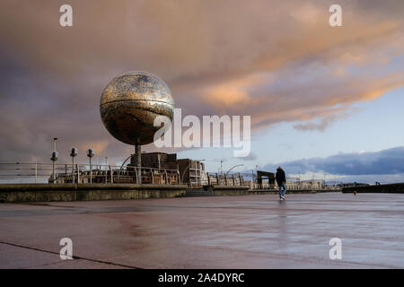 Blick entlang der Promenade in Blackpool und Meer in Richtung Blackpool Tower Stockfoto