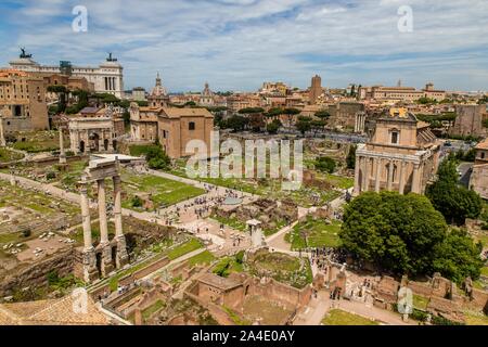 Tempel von Castor und Pollux, BASILICA GIULIA, SPALTE DES PHOKAS, BOGEN DES SEPTIMIUS SEVERUS, CURIA JULIA, SANTI LUCA E MARTINA KIRCHE, TABULARIUM, heilige Straße, die Via Sacra AUF DEM PALATIN, ROM, ITALIEN, EUROPA Stockfoto